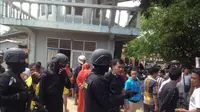 Brimob Gorontalo sengaja mendekati warga desa-desa di sekitar markas untuk mencegah penyusupan teroris. (Liputan6.com/Aldiansyah Mochammad Fachrurrozy)