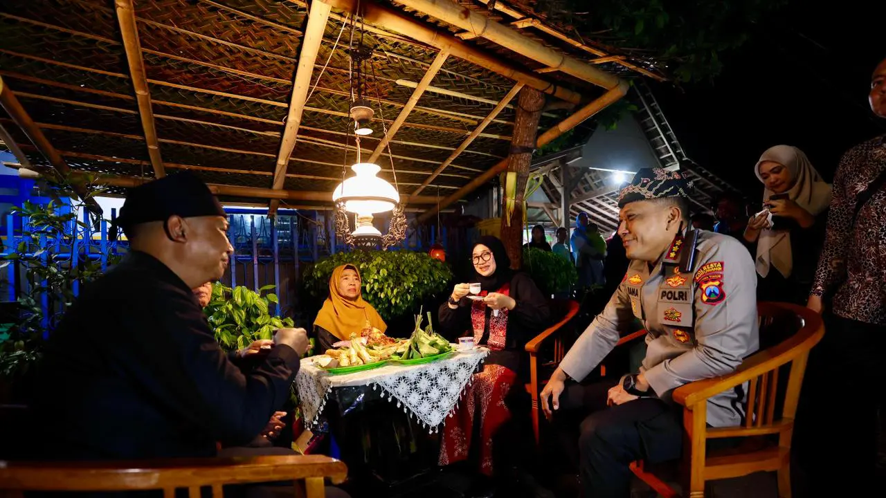 Ribuan masyarakat menikmati 1000 ribu kopi di Desa Kemiren, Banyuwangi, Jawa Timur.