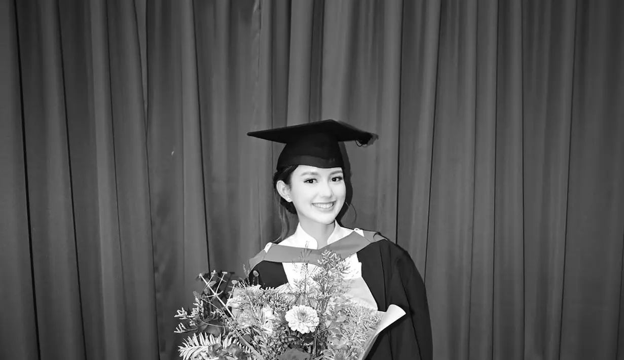 Sarah Menzel resmi mengakhiri masa kuliahnya dengan lulus dari Bournemouth University. Ia pun merayakan kelulusannya dengan mengikuti wisuda [@sarah_menzel]