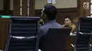 Bupati nonaktif Bener Meriah, Ahmadi (kanan) menyimak keterangan saksi saat menjalani sidang lanjutan dugaan suap alokasi dan anggaran Dana Otonomi Khusus Aceh di Pengadilan Tipikor, Jakarta, Senin (15/10). (Liputan6.com/Helmi Fithriansyah)