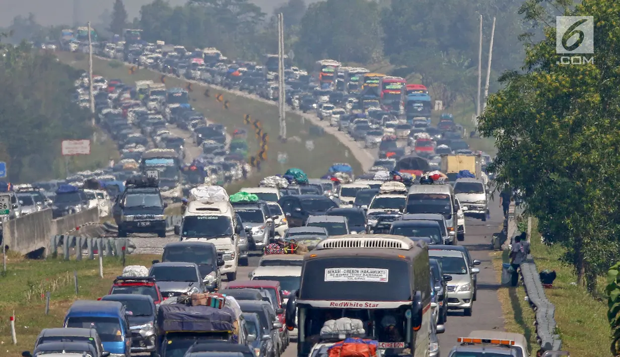 Mobil pemudik memadati dua ruas Jalan Tol Cikopo Palimanan (Cipali) pada Km 187 sebelum pintu keluar Gerbang Tol Cipali, Cirebon, Jawa Barat, Sabtu (1/6/2019). Memasuki H-4 Lebaran, kepadatan terjadi di ruas Tol Cipali di Km 73 sampai dengan Km 78 dan Km 86. (Liputan6.com/Herman Zakharia)