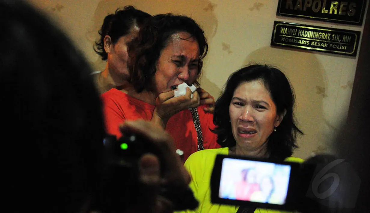 Orang tua kelima tersangka menangis di depan ruangana Kapolres Jakarta Selatan, Jumat (4/7/14). (Liputan6.com/Faizal Fanani)