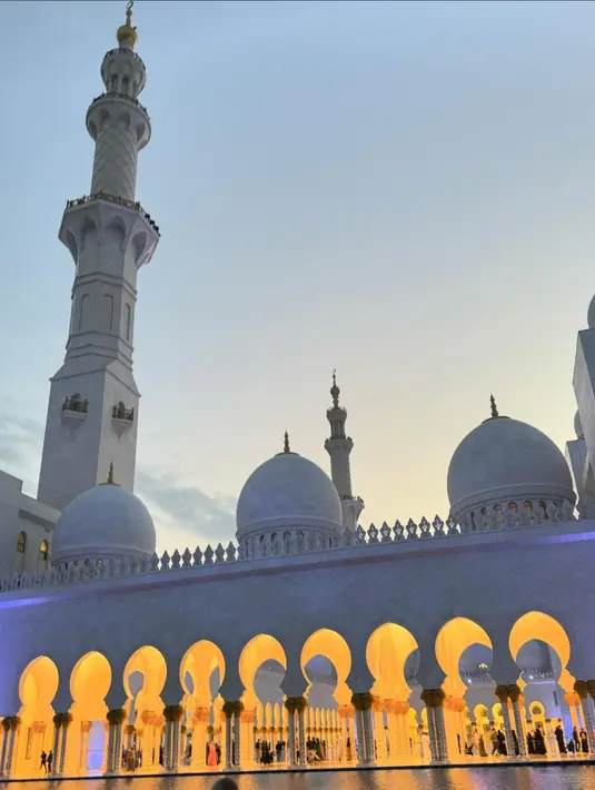 <p>Dia juga berkunjung ke Sheikh Zayed Grand Mosque, Abu Dhabi. Masjid tersebut tampak cantik dengan highlight lampu berwarna kuning. (Foto: Instagram/ ____kimwoobin)</p>