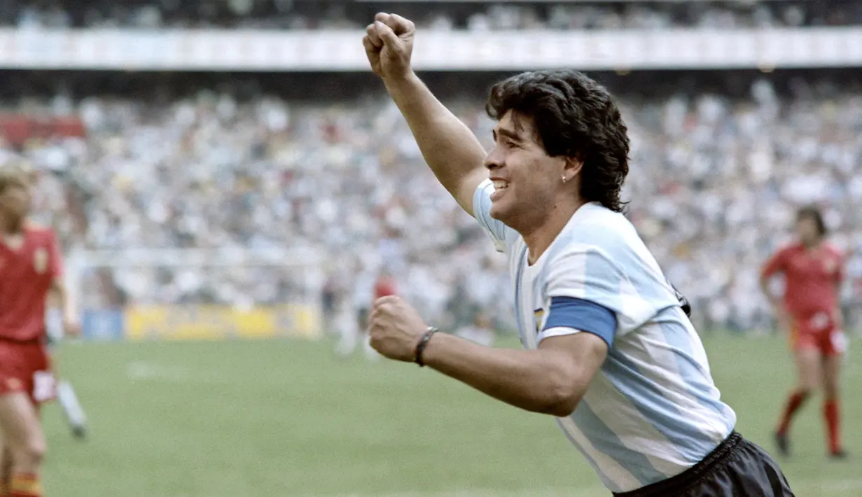 Diego Maradona. Hingga kini, legenda Argentina ini masih tercatat sebagai pemain Argentina dengan caps terbanyak di ajang Piala Dunia dengan mengoleksi 21 penampilan. Jumlah trsebut dicatatkannya dalam 4 edisi Piala Dunia, yaitu mulai 1982 hingga 1994 dengan torehan 8 gol dan 8 assist. Prestasi terbaiknya tentu saja saat membawa Tim Tango menjadi juara pada edisi 1986 di Meksiko setelah menang 3-2 atas Jerman di partai final. (AFP/Staff)