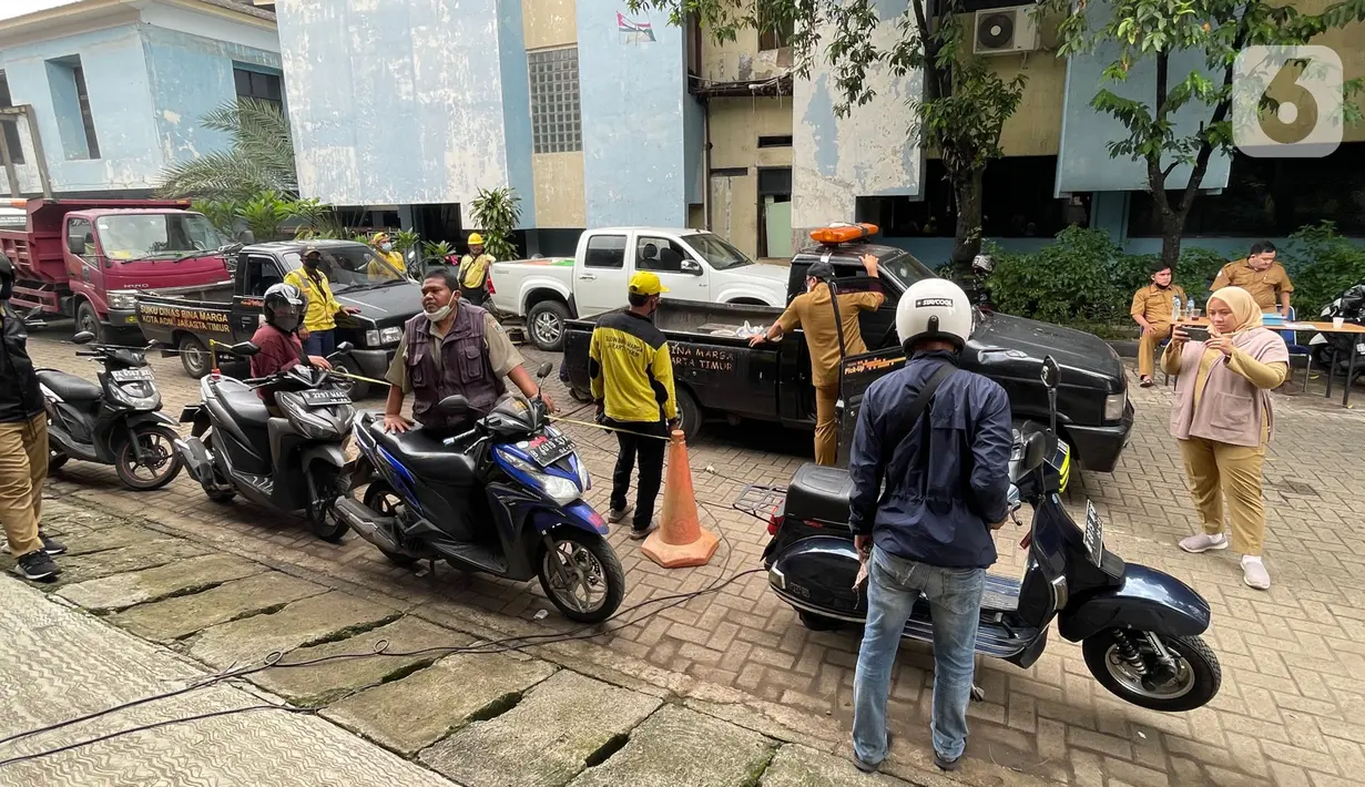 Komunitas Vespagraphy melakukan uji emisi kendaraan di Laboratorium Tanah dan Jalan Dinas Bina Marga, Jakarta Timur, Rabu (17/11/2021). Uji emisi diselenggarakan Dinas Lingkungan Hidup DKI Jakarta. (merdeka.com/Imam Buhori)
