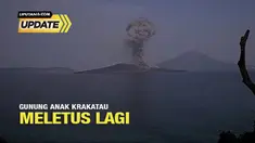 Gunung Anak Krakatau di Selat Sunda kembali erupsi. Ketinggian kolom abu vulkanik mencapai 1,5 kilometer di atas puncak.