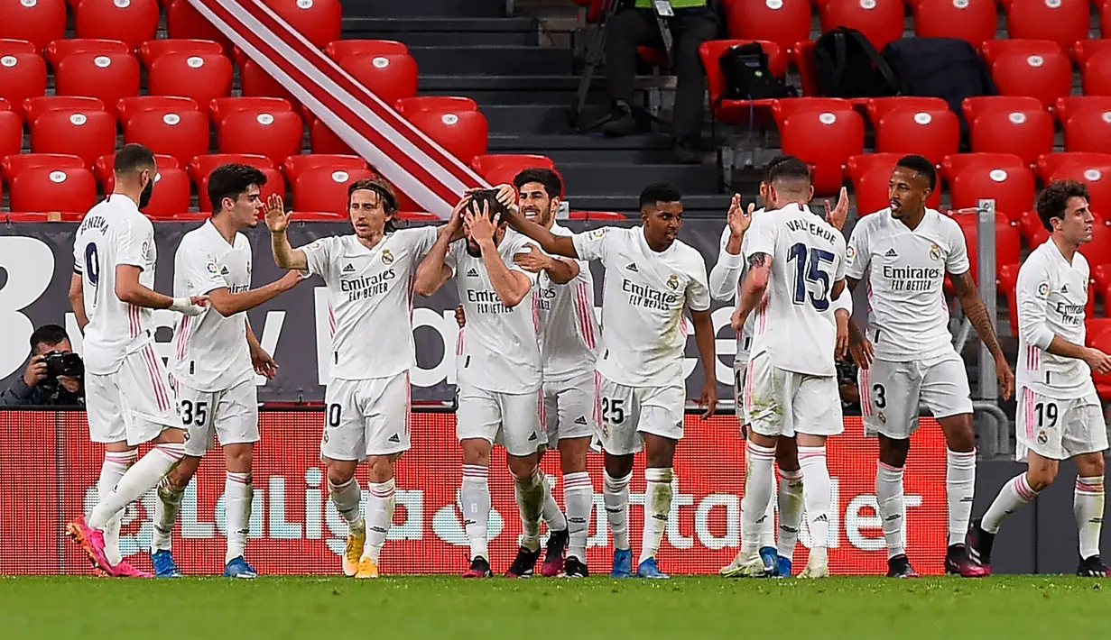 Para pemain Real Madrid merayakan gol yang dicetak oleh Nacho Fernandez ke gawang Athletic Bilbao pada laga Liga Spanyol di Stadion San Mames, Minggu (16/5/2021). Real Madrid menang dengan skor 1-0. (AFP/Ander Gillenea)