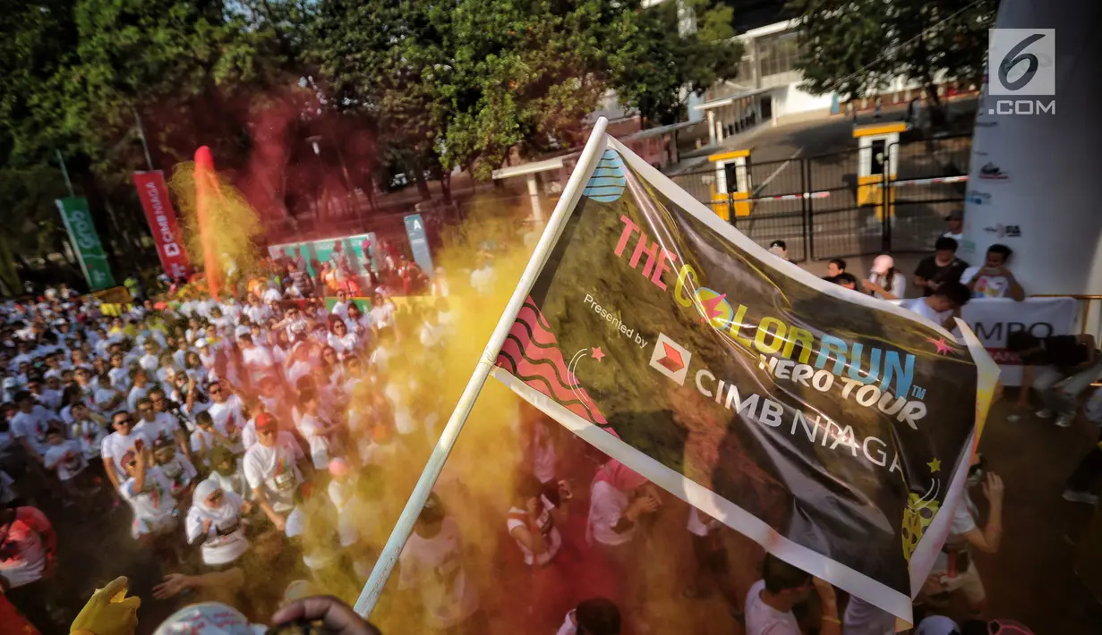 Para peserta mengikuti lari santai The Color Run di kawasan komplek Gelora Bung Karno, Jakarta, Minggu (16/9). The Color Run Mengusung tema 'Hero Tour', mengajak dan mendorong masyarakat untuk hidup. (Liputan6.com/Faizal Fanani)