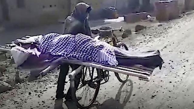 remaja india bawa jasad sang ibu menggunakan sepeda (Foto: New Lions)