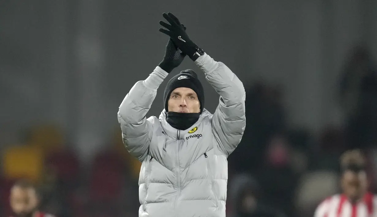 Pelatih Chelsea, Thomas Tuchel melambaikan tangan kepada para pendukungnya di akhir pertandingan perempat final Piala Liga Inggris melawan Brentford di stadion Brentford Community di London, Kamis (23/12/2021). Kemenangan mengantar Chelsea ke semifinal Piala Liga Inggris. (AP Photo/Kirsty Wiggleswor