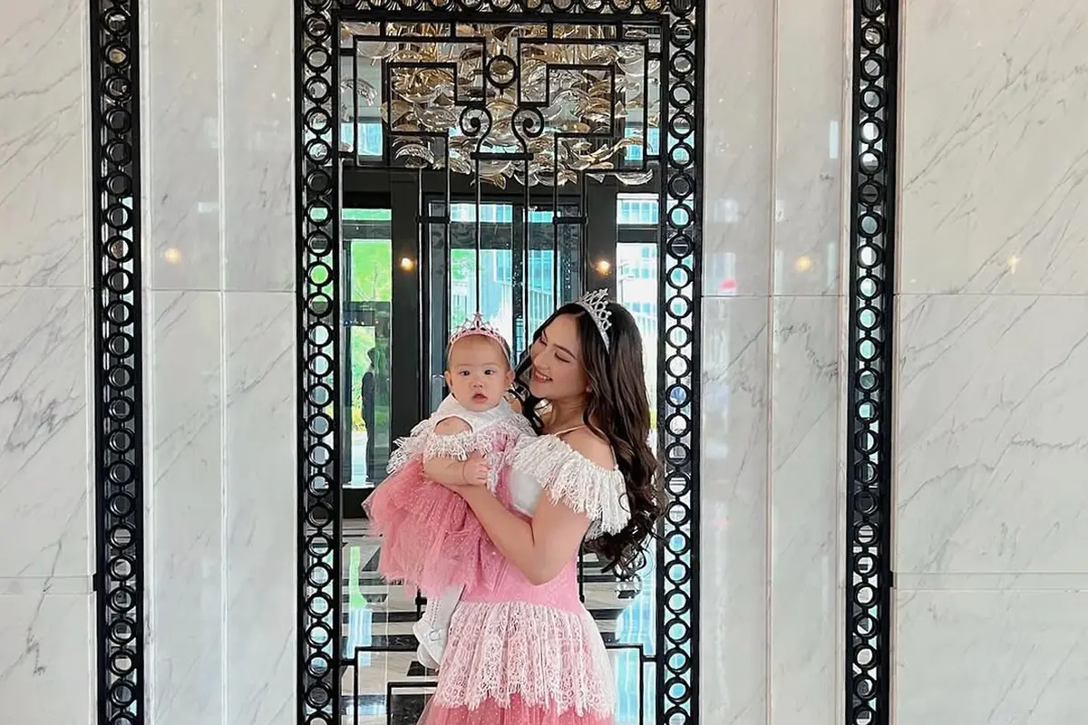Detail Gaun Princess Jessica Mila dan Baby Kya di Pesta Ultah Putri dr. Feni Nugraha, Inspirasi Tampil Kembar Ibu-Anak
