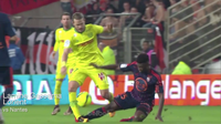 Video highlights tekel berbahaya yang dilakukan Lamine Gassana hampir mematahkan engkel Guillaume Gillet pada laga Lorient vs Nantes.