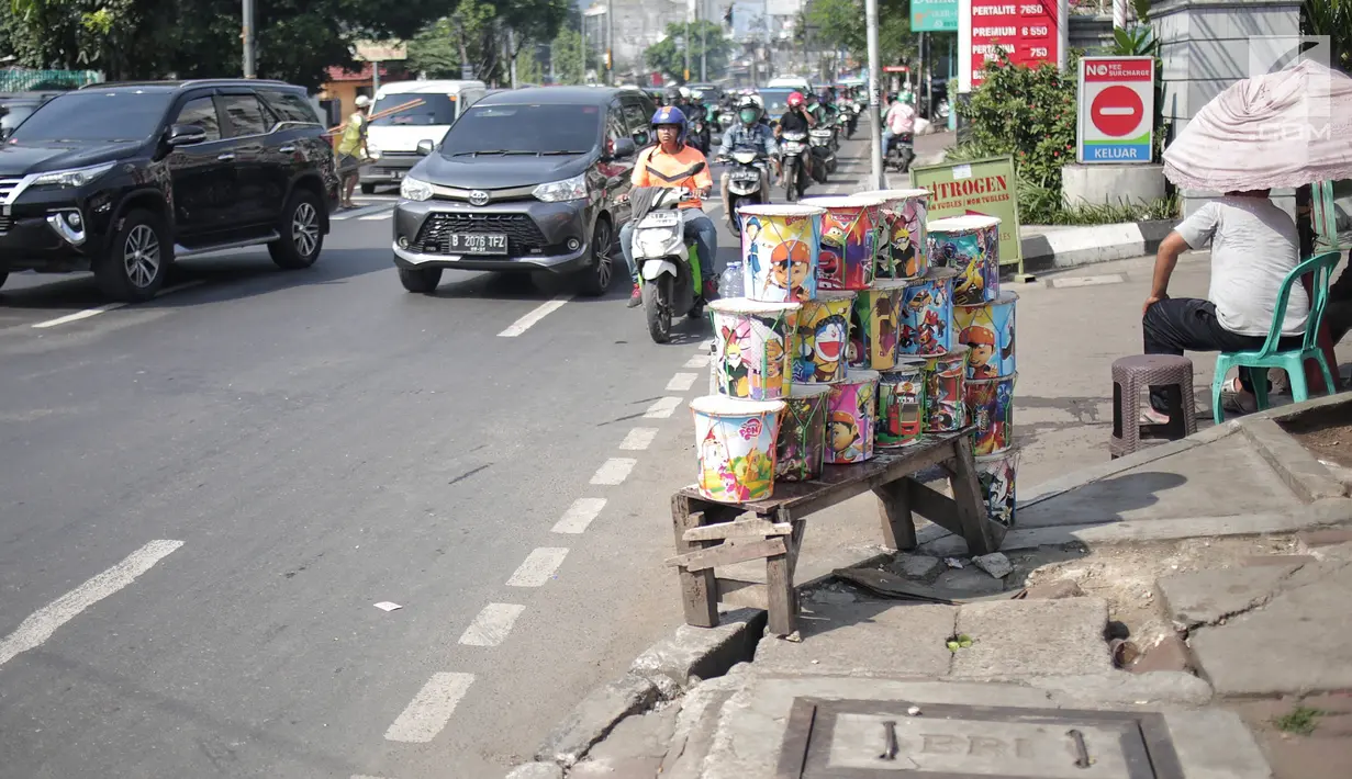 Beduk-beduk dijajakan di kawasan Tanah Abang, Jakarta, Senin (13/5/2019). Memasuki bulan suci Ramadan, pesanan beduk mengalami peningkatan dibanding bulan-bulan biasanya. (Liputan6.com/Faizal Fanani)