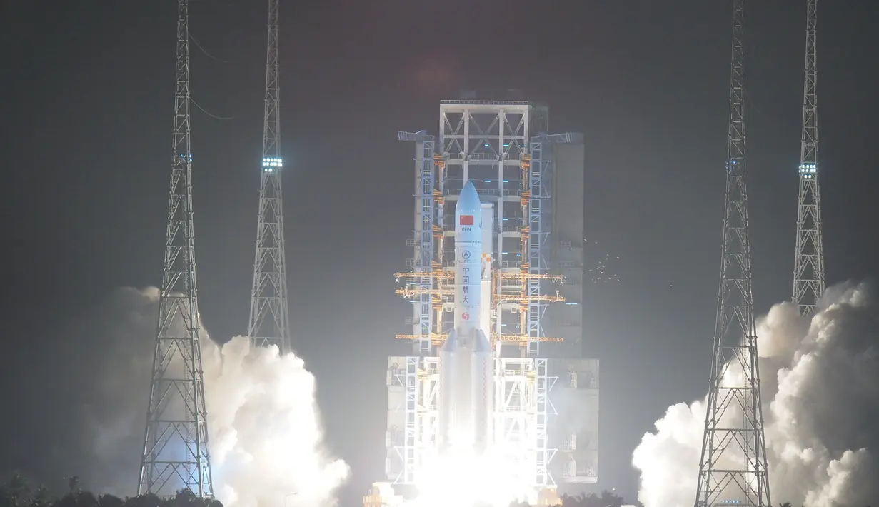 Detik-detik peluncuran Roket Long March 5 dari Pusat Peluncuran Satelit Wenchang, Wenchang, Provinsi Hainan, Kamis (3/11). Roket Long March 5 mampu membawa beban mencapai 25 ton. (REUTERS/Daily Mail)