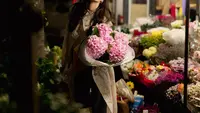 Raline Shah Pose di Toko Bunga Milan, Ajak Maknai Keindahan Alam