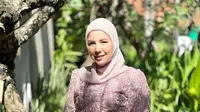 Tya Ariestya tentu tampil maksimal mengenakan kebaya Bali warna dusty pink dengan detail bordiran warna putih yang menawan.  [@tya_ariestya/@cutratumeyriska/@nafilahaziz]