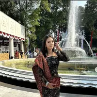 Aurelie Moeramans hadir dalam balutan kebaya dan kain songket. Kebaya hita, tampak mewah kala berpadu dengan songket maroon berbenang emas. [Foto: Instagram/ Aurelie Moeramans]