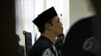 Muhtar Ependy mengenakan kopiah saat menghadiri sidang vonis di Pengadilan Tipikor, Jakarta, Kamis (5/3/2015). Muhtar divonis 5 tahun penjara dan denda Rp 200 juta subsider 3 bulan kurungan.(Liputan6.com/Faisal R Syam)