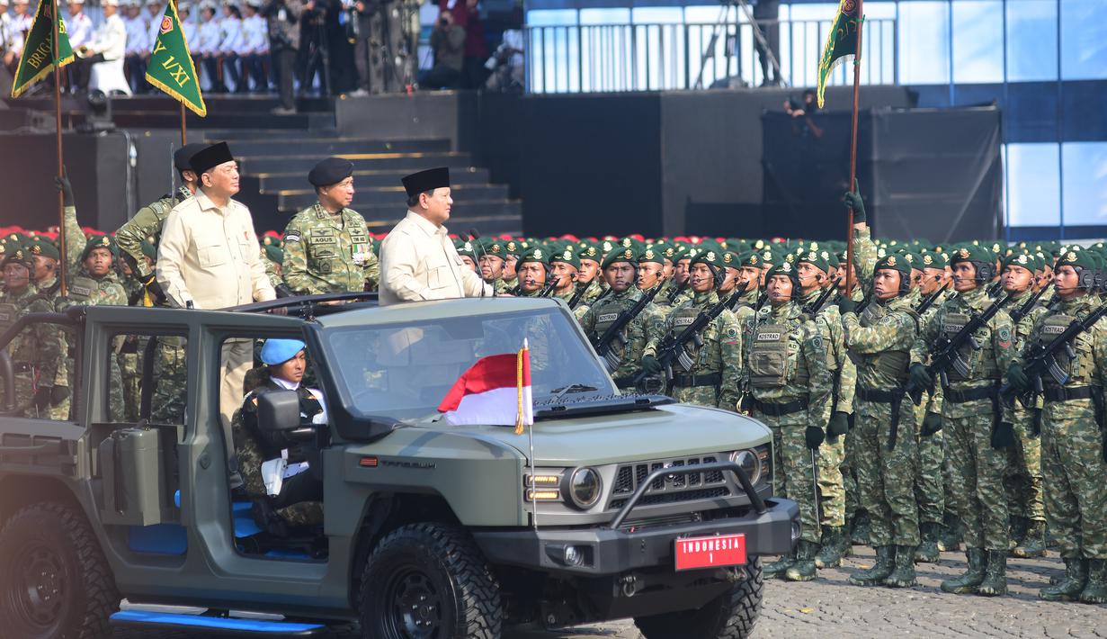 Presiden Prabowo Subianto didampingi Menteri Pertahanan Sjafrie Sjamsoeddin saat melaksanakan inspeksi pasukan dalam upacara HUT ke-80 TNI di kawasan Silang Monas, Jakarta, Minggu (5/10/2025). (merdeka.com/Arie Basuki)