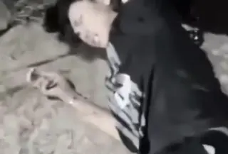 Pelaku begal babak belur usai terjatuh dari motornya, setelah dihantam mobil suami korban di Taman Galaxy, Bekasi Selatan. (Foto: Tangkapan Layar Sosmed)