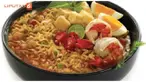 Para pekerja di kedai ini diharuskan tak mengenakan baju saat menyiapkan makanan untuk pelanggan.