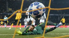 Kiper Juventus, Wojciech Szczesny gagal menghadang bola yang ditendang pemain Young Boys, Guillaume Hoarau pada laga pamungkas Grup H Liga Champions di Stade de Suisse, Kamis (13/12). Juventus kalah 1-2 dari tuan rumah, Young Boys. (Fabrice COFFRINI/AFP)