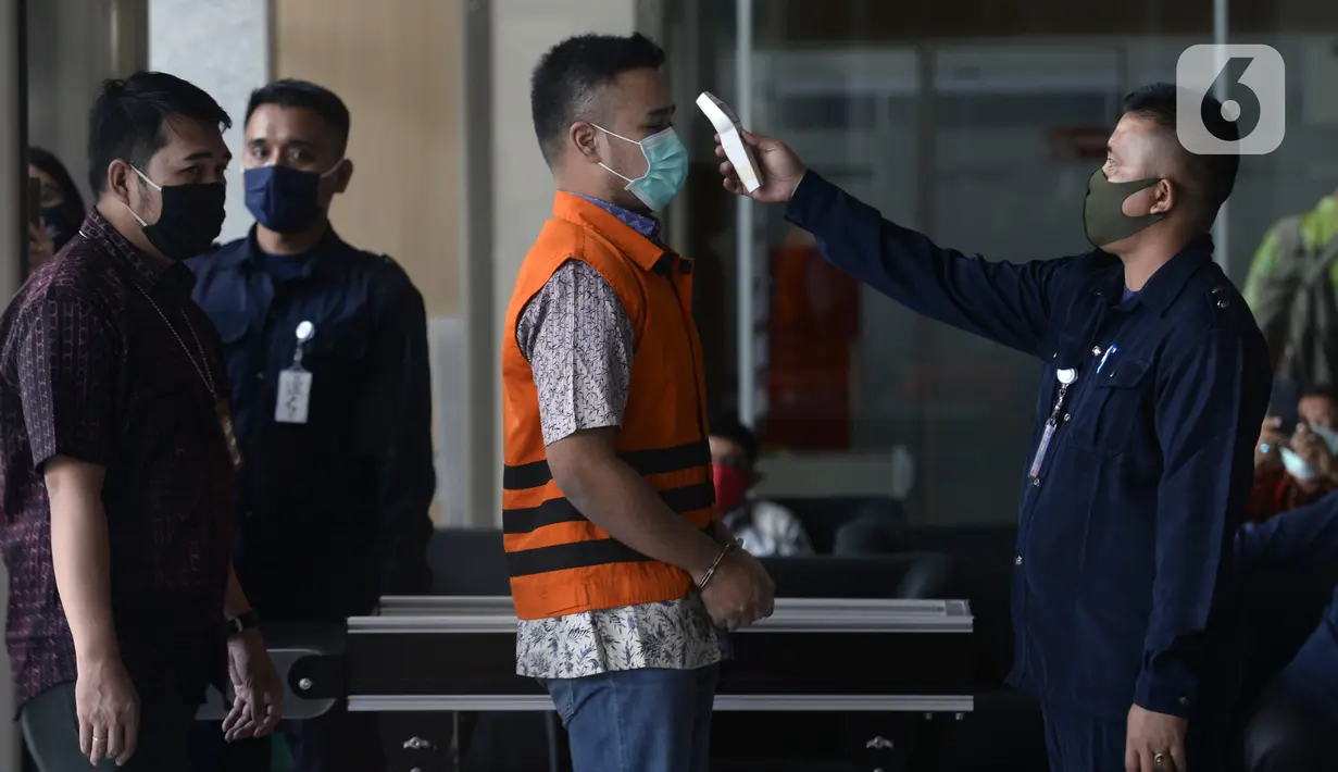 Menantu mantan Sekretaris MA Nurhadi, Rezky Hebriyono (tengah) dicek suhu tubuh saat akan menjalani pemeriksaan pascapenahanan di Gedung KPK, Jakarta, Rabu (10/6/2020). Rezky diperiksa sebagai saksi untuk Nurhadi terkait dugaan suap pengurusan perkara di MA tahun 2011-2016. (merdeka.com/Dwi Narwoko)