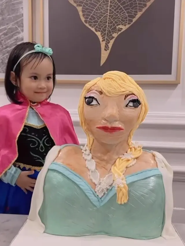 Fitri Tropica memberikan ugly cake untuk anak pertama