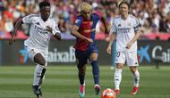 Penyerang Real Madrid, Vinicius Junior, berduel dengan winger Barcelona, Lamine Yamal, pada laga pekan ke-35 La Liga di&nbsp;Estadi Olimpic Lluis Companys, Minggu (11/5/2025) malam WIB. Dalam duel itu, El Real keok 3-4 dari El Barca. (AP Photo/Joan Monfort)