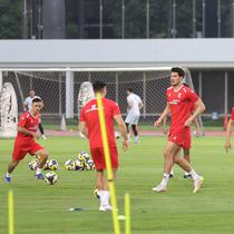 Elkan Baggott (kedua dari kanan), akhir kembali ke Timnas Indonesia. Baggott menjalani latihan di Stadion Madya, Jakarta, menjelang FIFA Series 2026, Kamis (26/3/2026). (Bola.com/Muhammad Iqbal Ichsan)