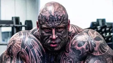 Jens Dalsgaard telah mentato penuh tubuhnya dan melakukan berbagai cara agar mirip tokoh kartun "The Beast" dalam cerita Beauty and The Beast. Pria asal Denmark ini setidaknya telah memiliki 40 tato yang menutupi wajahnya. (dailymail.co.uk)