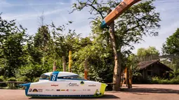Mobil surya baru dari Tim Solar Punch Powertrain melaju saat rilis di Planckendael Zoo di Mechelen, Belgia (21/6). Mobil ini akan mengikuti perlombaan Bridgestone World Solar Challenge di Australia pada Oktober mendatang. (AP Photo/Geert Vanden Wijngaert)