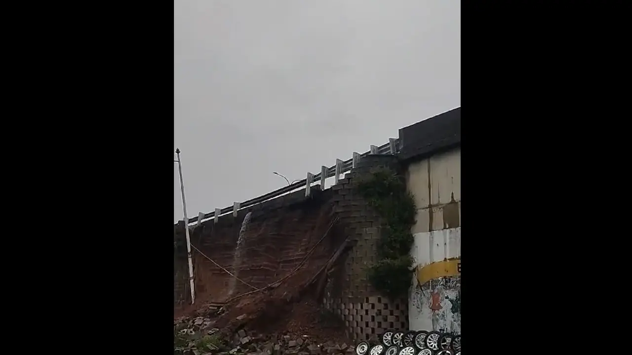 Turap di ruas Tol JORR, Bintaro, Jakarta Selatan diterjang longsor pada Sabtu (6/7/2024). Detik-detik diabadikan oleh warga dan rekaman videonya viral di media sosial.