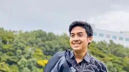 Jerome Polin kerap tampil bergaya dengan kemeja batik beragam warna dan motif. Ia bahkan mengajak teman-temannya di Jepang untuk menggunakan kain kebanggaan Indonesia ini. (Liputan6.com/IG/@jeromepolin)