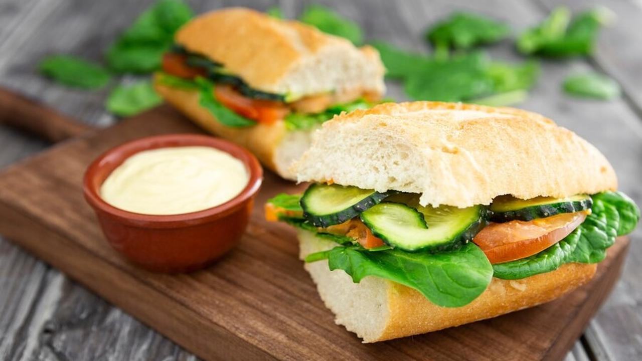 2.&nbsp;Mengolesi Sandwich dengan Mayo