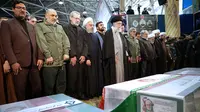 Pemimpin Tertinggi Iran Ayatollah Ali Khamenei (tengah) memimpin salat jenazah atas Jenderal Qasem Soleimani dan sejumlah orang yang tewas dalam serangan Amerika Serikat di Teheran, Iran, Senin (6/1/2020). Khamenei bersumpah membalas kematian Soleimani. (Office of the Iranian Supreme Leader via AP)