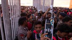 Para suporter Timnas Indonesia antri untuk masuk ke dalam Stadion Pakansari, Jawa Barat, Sabtu (3/12/2016). Indonesia akan menghadapi Vietnam pada semifinal Piala AFF 2016. (Bola.com/Vitalis Yogi Trisna)