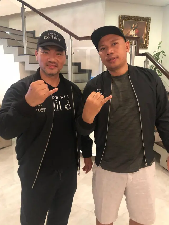 Vicky Prasetyo kini memiliki pelatih kebugaran dan fisik bernama Bob Bee Builder (https://www.instagram.com/p/CafagV0Pb2i/)