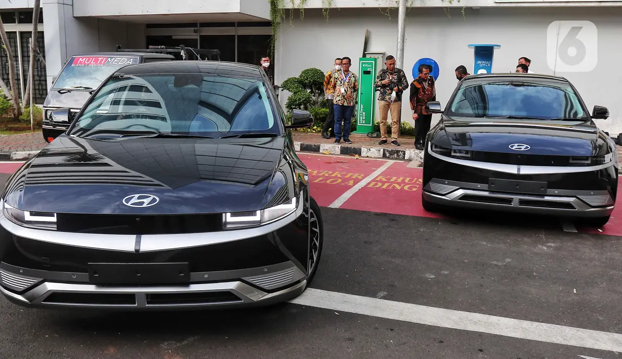 Sekjen DPR Indra Iskandar melakukan pengecekan mobil listrik merek 'Hyundai Ioniq 5' di halaman Kompleks DPR RI, Jakarta, Jumat (30/9/2022). Sebanyak 55 unit mobil tersebut akan digunakan para delegasi kegiatan 8th G20 Parliamentary Speakers’ Summit (Parliamentary20/ P20) pada 5-7 Oktober 2022 mendatang. (Liputan6.com/Angga Yuniar)
