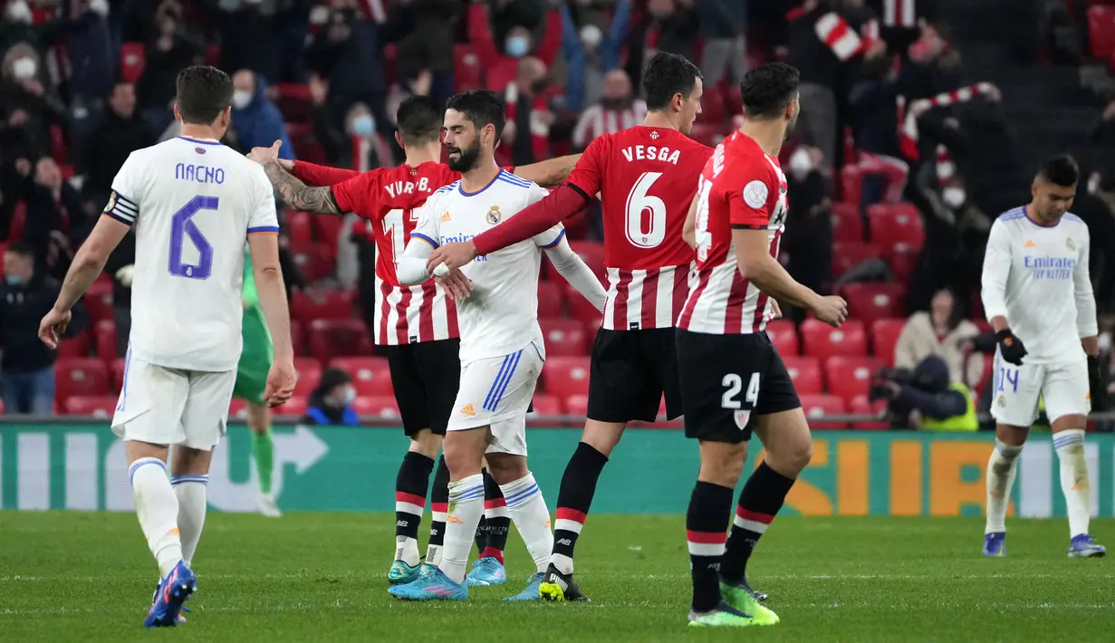 Real Madrid pun kesulitan mencari gol penyeimbang di sisa waktu yang amat singkat. Skor 1-0 untuk kemenangan Athletic Bilbao bertahan hngga laga usai dan Los Blancos pun tersingkir dan gagal lolos ke semifinal Copa del Rey 2021/2022. (AFP/Cesar Manso)