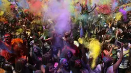 Kemeriahan Festival Holi saat melemparkan serbuk berwarna di Santa Coloma de Gramenet, Spanyol, Minggu (28/5). Kini, festival Holi bukan saja dilakukan oleh warga India tetapi sudah menjadi tren di sejumlah negara. (AP Photo / Manu Fernandez)