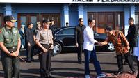 Presiden Jokowi tampil sporty sekaligus kasual dengan sneakers Nike berwarna abu-abu dan celana jeans saat berkunjung ke Tasikmalaya.
