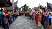 Para delegasi W20 Summit manortor di Huta Siallagan, Desa Siallagan Pinda Raya, Kecamatan Simanindo, Kabupaten Samosir, Sumatera Utara (Sumut), Rabu (20/7/2022) (Reza Efendi/Liputan6.com)