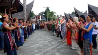 Menengok Keseruan Para Delegasi W20 Summit Manortor di Huta Siallagan Samosir
