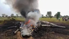 Sebuah pesawat MiG-27 terlihat terbakar setelah jatuh saat misi rutin di sekitar desa Devariya dekat Jodhpur, India, (4/9). Menurut media lokal, pilot pesawat selamat dan tidak ada korban jiwa akibat insiden tersebut. (AFP Photo)