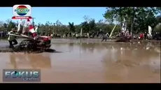 Kelompok petani di Banyuwangi punya cara unik untuk membuat pertunjukan yang menghibur bagi masyarakat sekitar. Mereka menggelar lomba balap traktor.