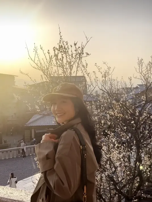 Dia juga sempat tampil cantim dalam balutan outer. Bukan sunglesses, kali ini dia memakai aksrsoris topi