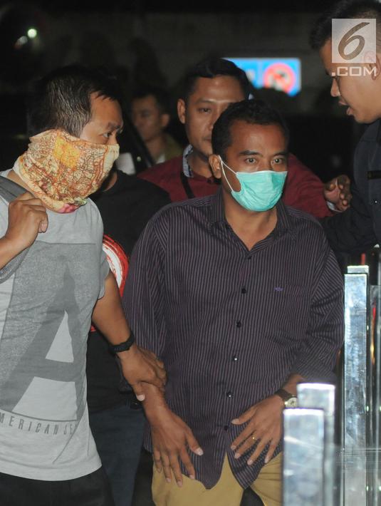 Bupati Purbalingga Tasdi mengenakan masker saat tiba di Gedung KPK, Jakarta, Selasa (5/6). Tasdi terjaring Operasi Tangkap Tangan KPK terkait kasus dugaan suap proyek infrastruktur di Kabupaten Purbalingga, Jawa Tengah. (Merdeka.com/Dwi Narwoko)