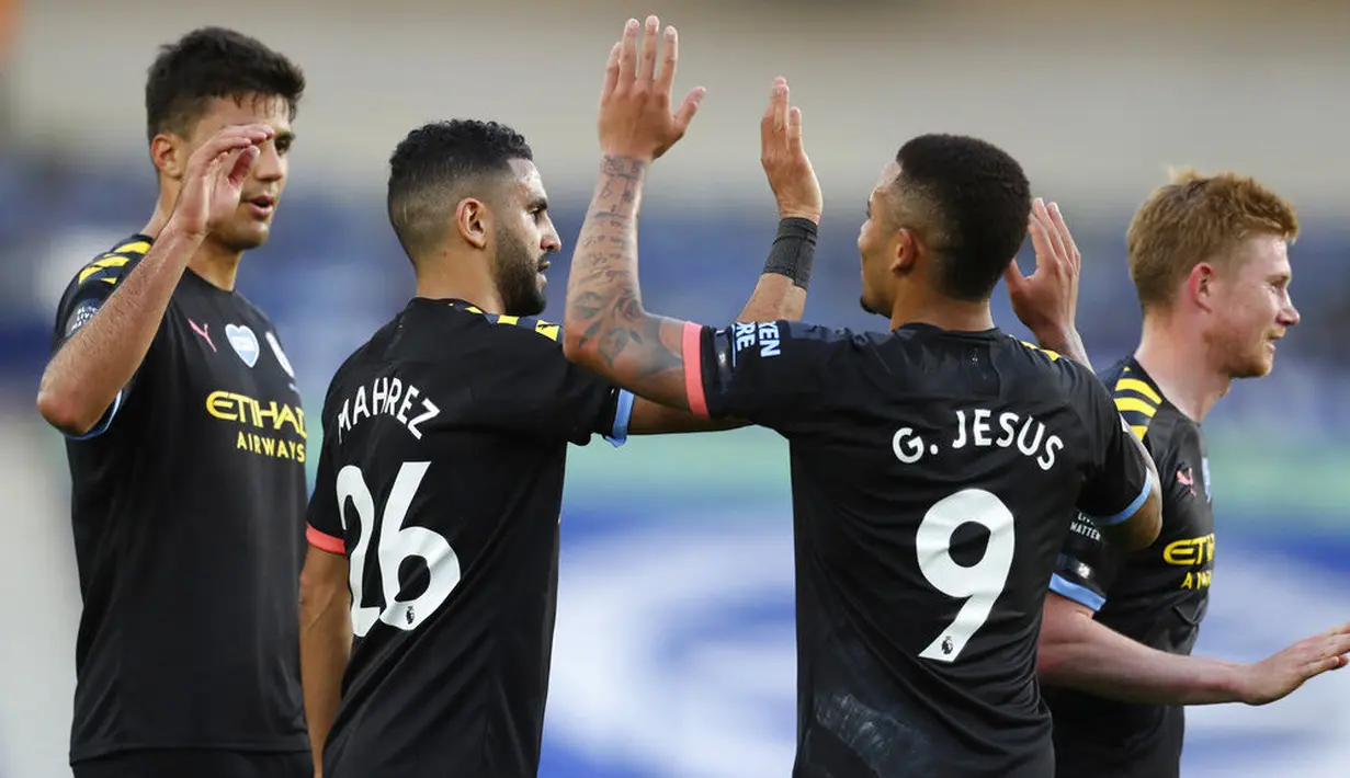 Para pemain Manchester City merayakan gol yang dicetak oleh Gabriel Jesus ke gawang Brighton and Hove Albion pada laga Premier League di Stadion Falmer, Sabtu (11/7/2020). Manchester City menang 5-0. (Cath Ivill/Pool via AP)