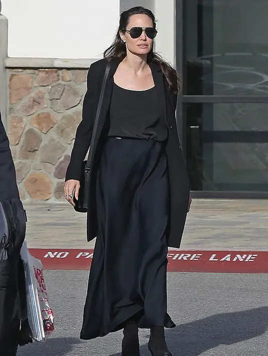 Seperti beberapa hari lalu, Jolie terlihat sedang bersama salah satu anaknya, Shiloh di sebuah tempat perbelanjaan. Terlihat Shiloh membawa alat musik bernama Ukulele yang ternyata baru saja dibelikan sang ibu untuknya. (doc. Daily Mail)